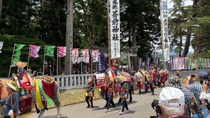 「馬の目がかわいくて、豪華で風情があっていい」初夏の風物詩「チャグチャグ馬コ」前日、滝沢市で行列に参加する装束馬の撮影会行われる　岩手|TBS NEWS DIG