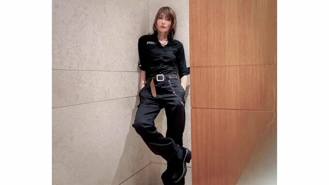 【 工藤静香 】 「10年　20年前の服や靴を新しいのと組み合わせるのが大好きです」　長年愛用するアイテムを活かしたパンツコーデを披露|TBS NEWS DIG