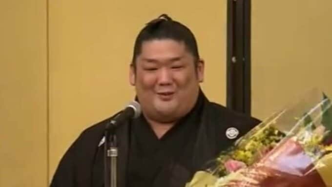 尊富士　凱旋パレード後は『祝賀会』へ　約500人の参加者と交流　終始笑顔で喜びに包まれる　|　青森のニュース│ATV NEWS│青森テレビ