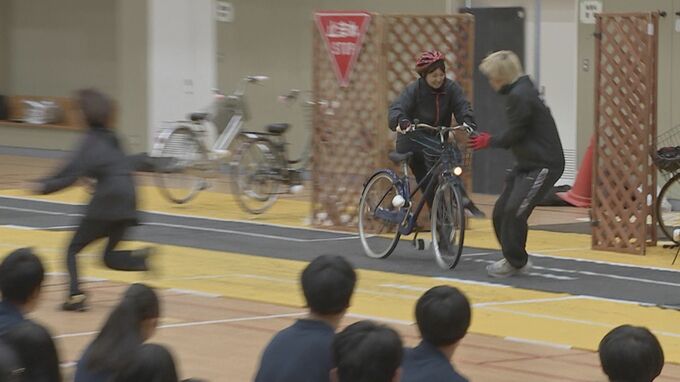 交通事故が増加する“夏休み前”…スタントマンが「ヘルメット未着用」「ながら運転」の自転車事故を再現　高校生600人に注意喚起　警視庁品川署|TBS NEWS DIG