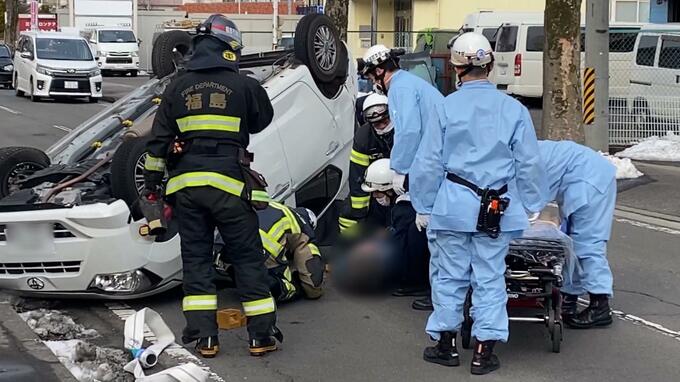 乗用車が縁石乗り上げ横転　50代男性運転手けが　福島　|　福島のニュース│TUF