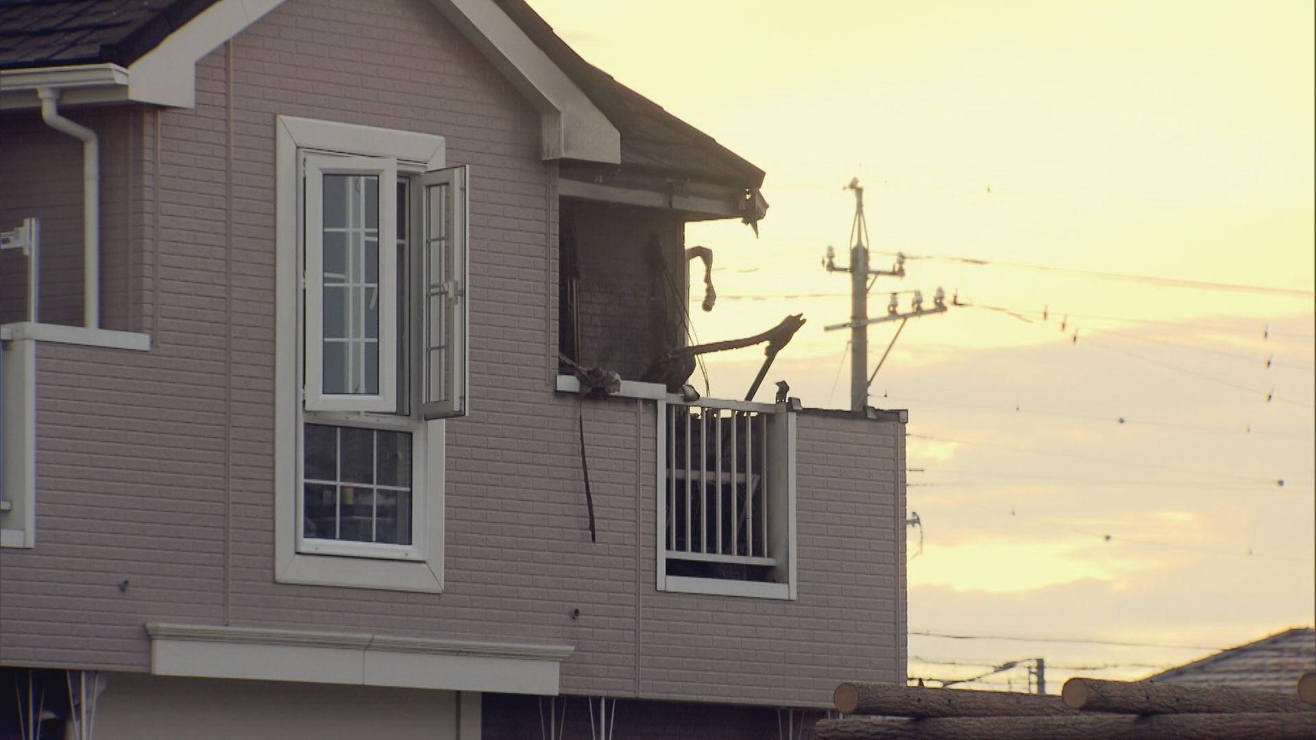 「ベランダから火が見える」アパートの一室で火事　男性1人が病院に搬送