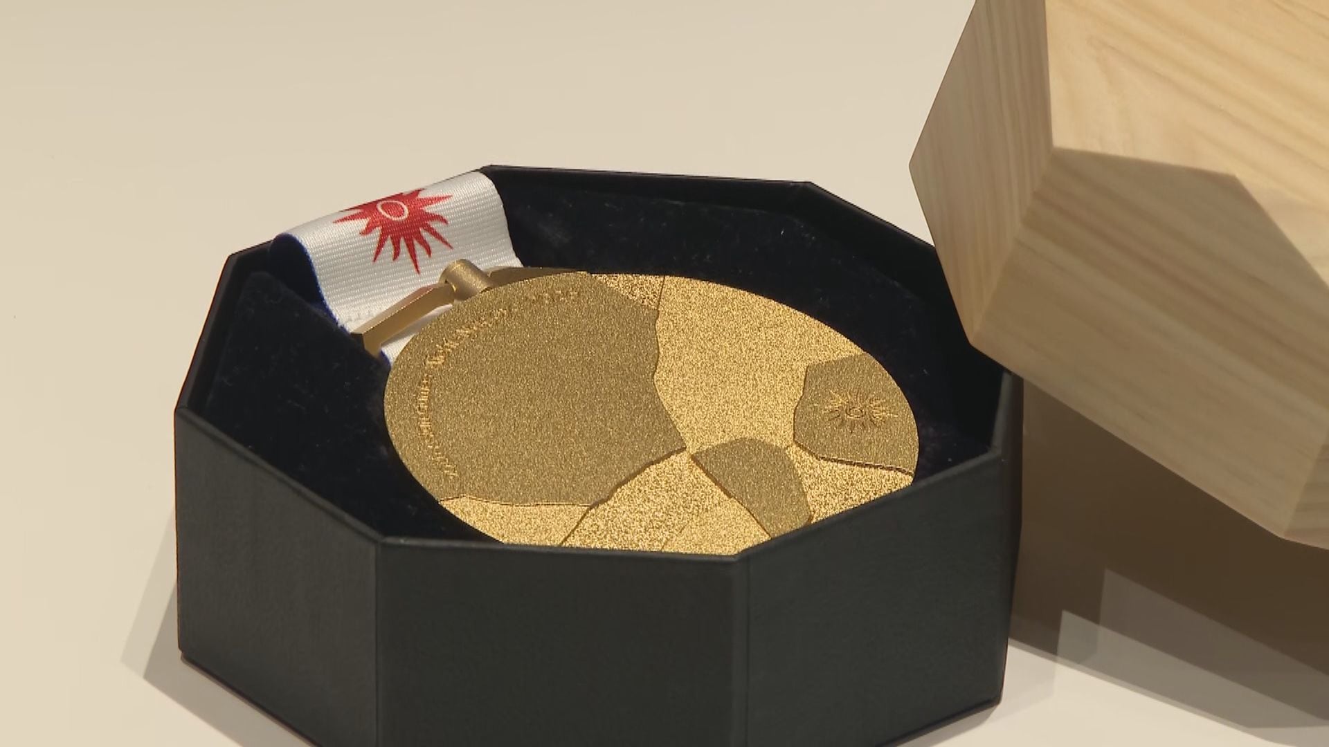 アジア大会まであと100日！聖火リレーのトーチやメダルお披露目