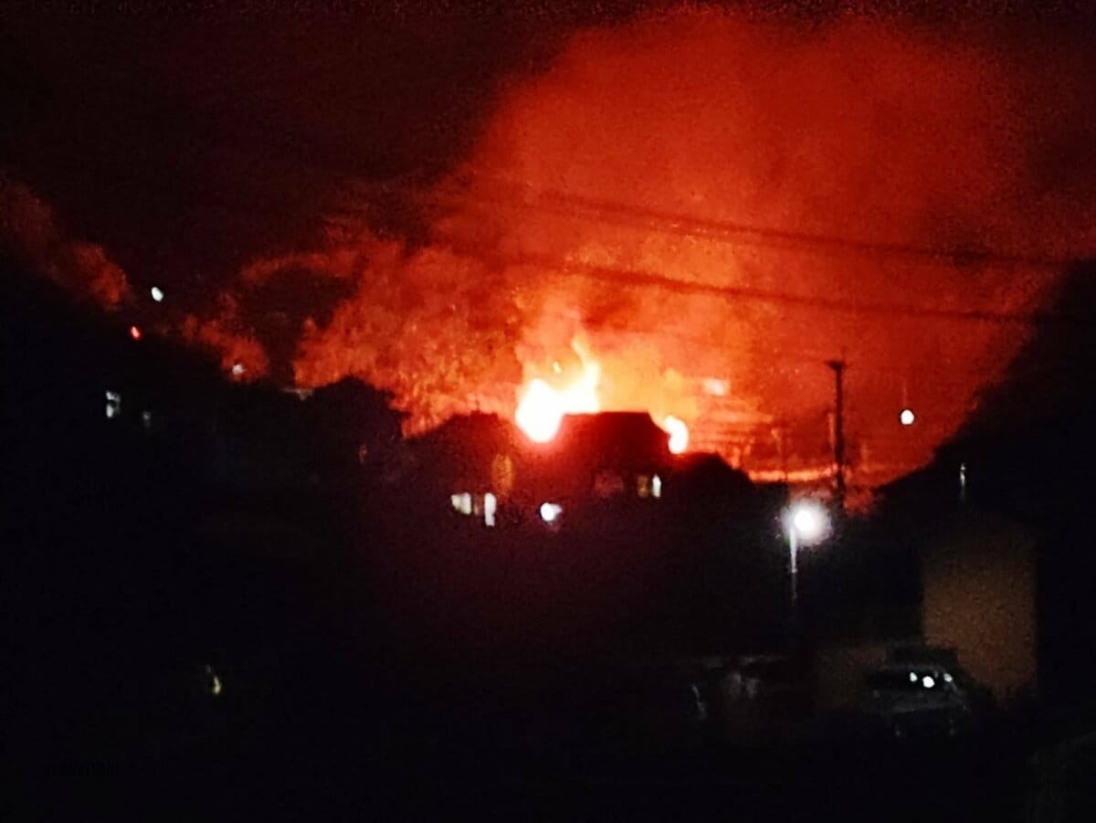 長崎市上戸石町で民家火災 木造2階建て住宅と木造平屋建て倉庫を焼く