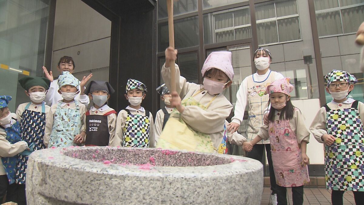園児がもちつき体験　小さな手で力いっぱい　大分