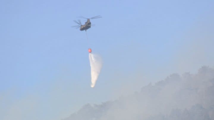 【LIVE画像あり】「一晩のうちに、かなり向こう側まで燃え広がった」山林火災　大月市側にも延焼が続く　発生から６日目　消火活動が再開　山梨・上野原市