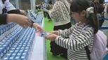 北海道産牛乳のおいしさをアピール 空の玄関口・新千歳空港で道産牛乳を無料配布 12日までの8日間で3万本を配布予定|TBS NEWS DIG