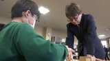 将棋教室の講師は羽生会長と岩手県出身の小山四段 小学生と「多面指し」で対局 紫波町|TBS NEWS DIG