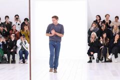 ディオール、新デザイナーの初コレクション披露－ＬＶＭＨ再起を図る| TBS CROSS DIG with Bloomberg