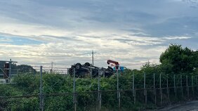 「車が横転していた」東北自動車道下り線で大型トラックと乗用車2台の事故&nbsp;1人死亡&nbsp;2人けが&nbsp;栃木IC～栃木都賀JTCの間で通行止め|TBS NEWS DIG