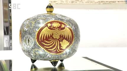 1ミリの幅に3本 超微細な線と文様で描く九谷焼 赤絵細描と呼ばれる技法