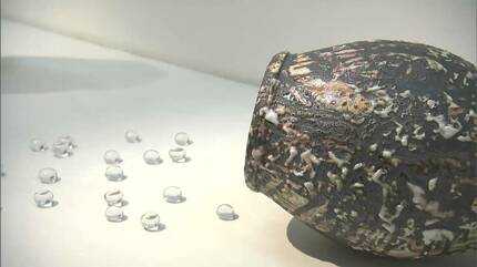 ガラス作家と陶芸家「小孫哲太郎・戸田晶子二人展」 合作も含め約100点