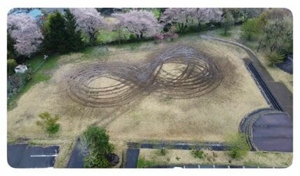 現場画像】新たな可能性が浮上…公園に8の字のタイヤ痕 ドリフト？四輪