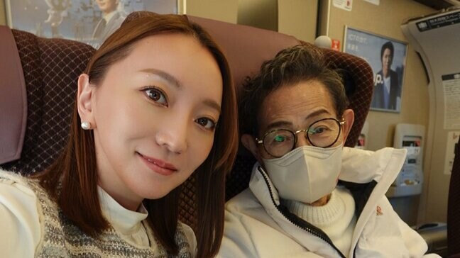 【 加藤綾菜 】 新幹線での夫婦ショットを公開 体調回復の夫・加藤茶と広島でトークショーに出演「カトちゃん お元気そうで良かった」「元気で安心しました」の声|TBS NEWS DIG