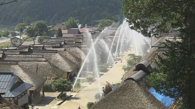 「かやぶき屋根の風景守る」防災の日の大内宿　住民らが放水訓練　観光客も見物　福島・下郷町|TBS NEWS DIG