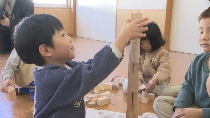「いい匂い！」香美市が木のおもちゃを保育園に贈呈　地元の木材を使用、市産材のさらなる活用へ|TBS NEWS DIG