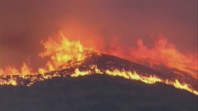 ロサンゼルス近郊で新たな山火事発生　強風の影響で急速に拡大|TBS NEWS DIG