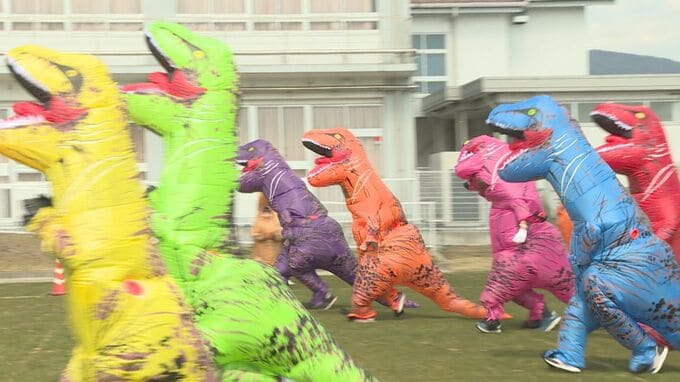 小学校のグラウンドをティラノサウルスが激走　|　山口のニュース・天気・防災｜tys NEWS｜ｔｙｓテレビ山口