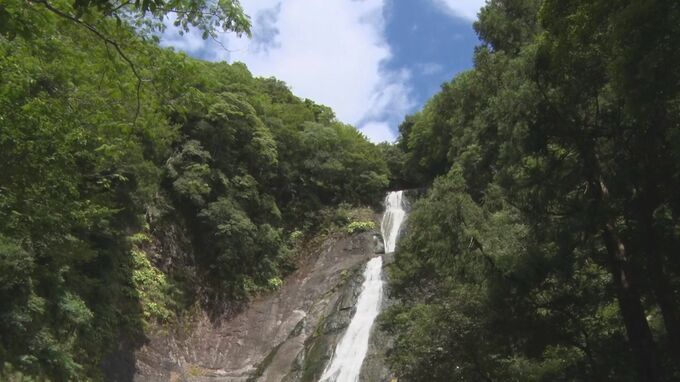 【涼スポット】落差35メートルの岩肌を…島根県有数の名瀑「観音滝」　|　BSSニュース | BSS山陰放送