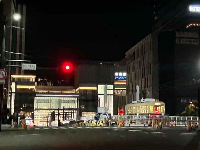「歴史的瞬間に立ち会え感動」新広島駅に初めて路面電車が乗り入れ　新しいルートで試運転　広島駅のホームに到着すると拍手もあがり　８月の開業へ一歩|TBS NEWS DIG