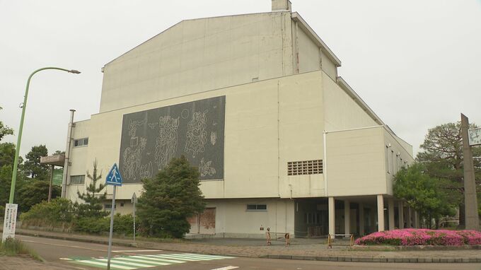 戦後のモダニズム建築の代表「小松市公会堂」７月からの解体を前にセレモニー　老朽化と地震での被災で利用中止に　|　石川県のニュース｜MRO北陸放送