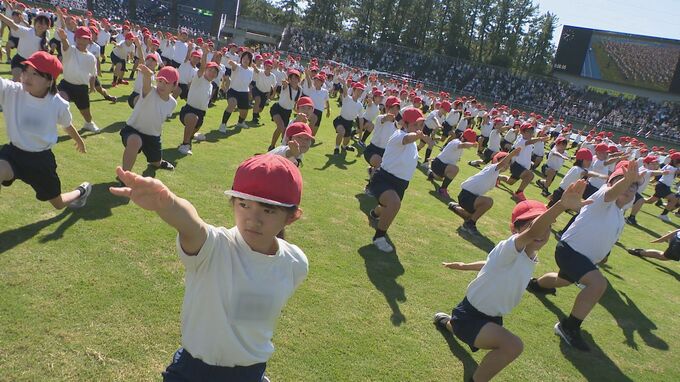 ３６００人あまりの児童が息の合った集団演技“若い力”披露　金沢市で小学校連合体育大会|TBS NEWS DIG