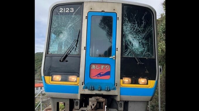 【運転見合わせ】土佐くろしお鉄道中村線・窪川ー中村間　上り特急列車がトンネルから垂れ下がった倒木と接触　乗客23人にけがなし（7日正午更新）　|　高知のニュース・天気｜KUTV NEWS | KUTVテレビ高知