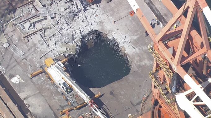 JFEスチール工場での作業員3人死亡事故　落下の5人は500トンの「おもり」の上で作業か…重機ごと落下し鉄板突き破る　業務上過失致死傷の疑いも視野に捜査|TBS NEWS DIG