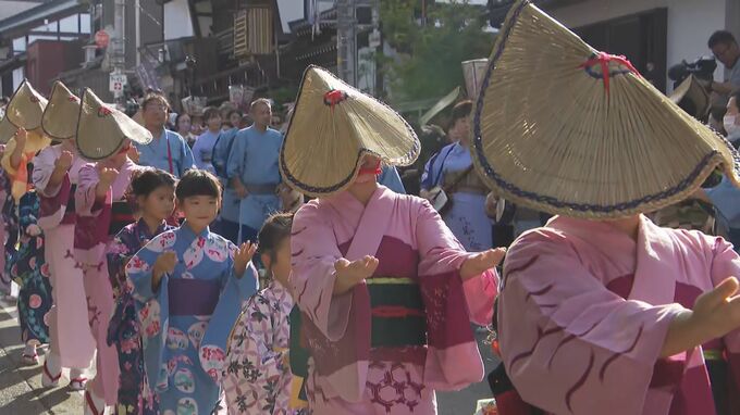 おわら風の盆はじまる　坂の町に胡弓の調べ　優美で涼しげな浴衣で踊る　富山|TBS NEWS DIG