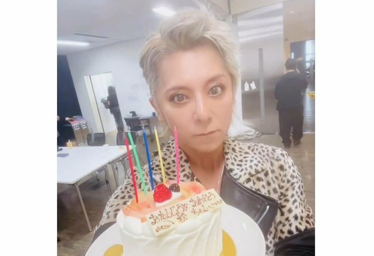 SOPHIA・松岡充 】 54歳の誕生日ショット 「リアクション薄くて