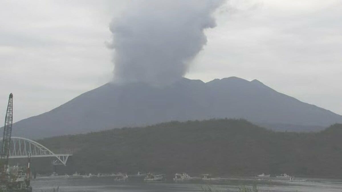 桜島の噴火断続的に続く 16日は噴煙4400メートル 専門家「普通の活動
