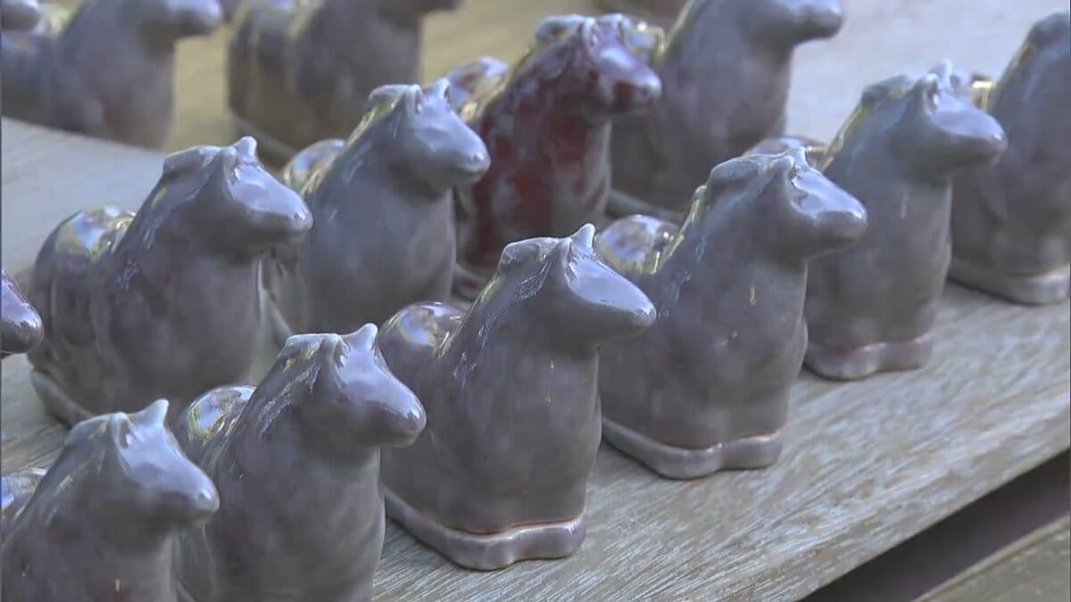 倉敷市の天神窯で干支の「丙午」をデザインした香合の窯出し