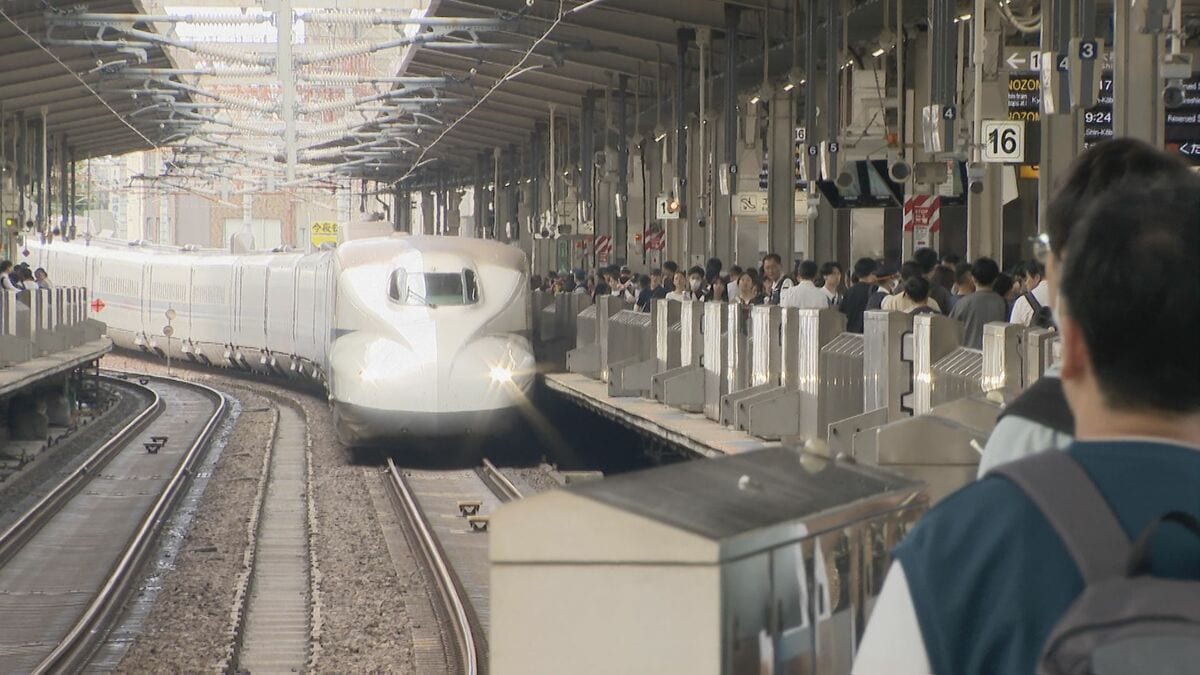 「おじいちゃん、おばあちゃんに会ってお手伝いします」 お盆の帰省ラッシュが本格化 東海道新幹線下りがピーク 名古屋駅も家族連れらで朝から混雑