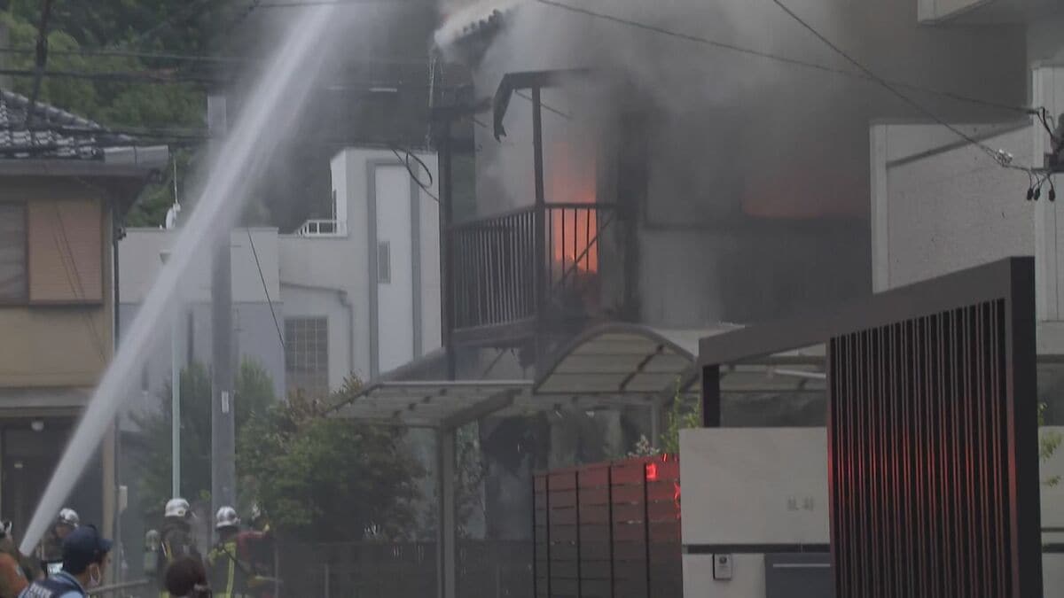 名古屋･昭和区御器所で住宅火災 ｢家から煙、炎が出ている｣ 近隣住民が逃げる際にケガ