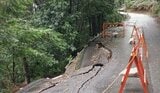 斜面から崩れた土砂で道路一部が陥没【台風情報】27日夕方から夜のはじめ頃にかけて長野県内に最接近見込み | SBC NEWS | 長野のニュース | SBC信越放送