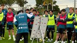 【コンサドーレ】岩政新監督がホワイトボード持ち込み熱血指導 複数ポジション挑戦を提案された白井陽斗選手「フォワードで勝負したい」 | 北海道のニュース|HBC北海道放送