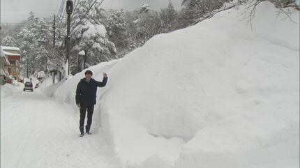 身長より高い「雪の壁」、車も家も雪に覆われ…積雪2メートル超え 豪雪