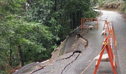斜面から崩れた土砂で道路一部が陥没【台風情報】27日夕方から夜のはじめ頃にかけて長野県内に最接近見込み　|　SBC NEWS | 長野のニュース | SBC信越放送