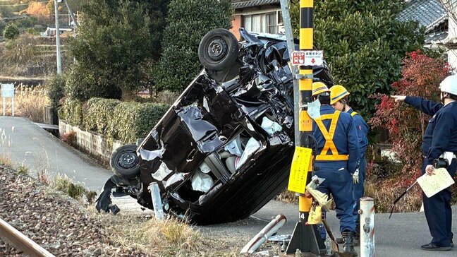 90代女性が運転の車が踏切内で脱輪、そこに列車が衝突⋯けが人なし　運転手「ブレーキかけたが間に合わず」　（9日午後5時時点）|TBS NEWS DIG