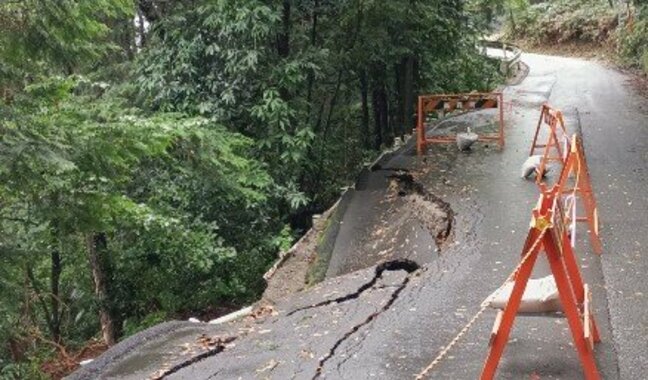 斜面から崩れた土砂で道路一部が陥没【台風情報】27日夕方から夜のはじめ頃にかけて長野県内に最接近見込み|TBS NEWS DIG