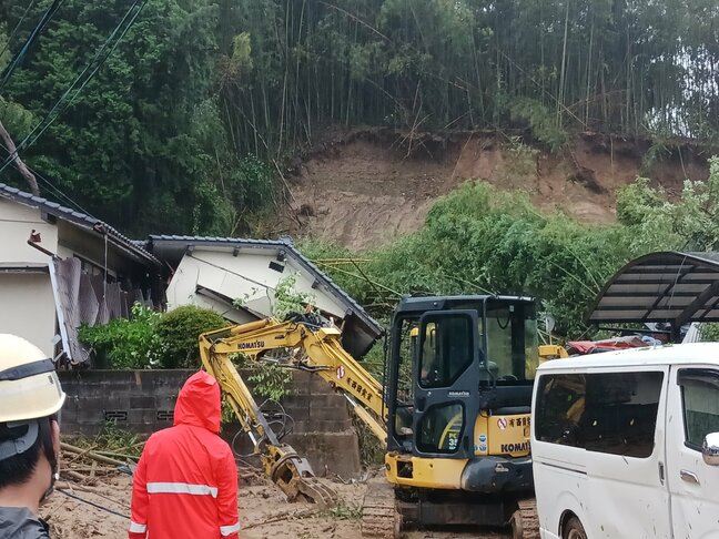 【速報】熊本県甲佐町 不明の父親か？約10時間ぶりに1人を発見も心肺停止　避難途中の家族の車が崖崩れに巻き込まれる　（11日午後4時20分更新）|TBS NEWS DIG