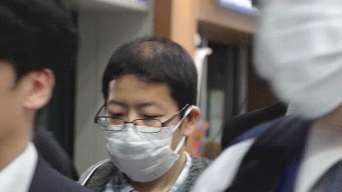 「首などを刃物のようなもので突き刺す」同居する父親(71)を殺害した疑い 行方不明だった三男を横浜で緊急逮捕 移送のため松山空港に到着 本格捜査へ【愛媛･今治市】|TBS NEWS DIG