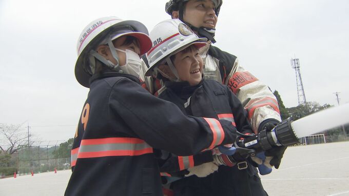 「けっこう重かった、消防士さんすごい」消防服を着て放水体験も･･･ 小学校で防火学習　山口・光　|　山口のニュース・天気・防災｜tys NEWS｜ｔｙｓテレビ山口