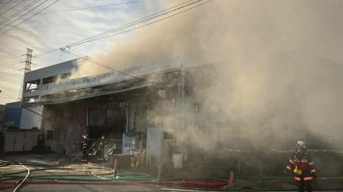 【速報】埼玉・八潮市でタイヤ販売店が延焼中　消防車など11台が消火活動|TBS NEWS DIG
