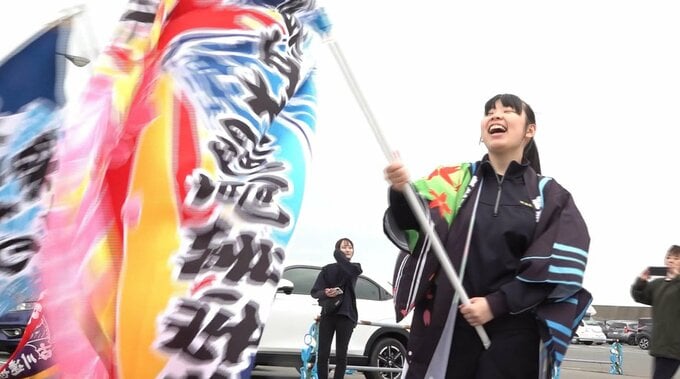 「よぐきたのー！」“マグロの町”大間町の高校生たちが『大漁旗』を振ってフェリーを出迎える　観光客は「こんなに歓迎されるとは…」　|　青森のニュース│ATV NEWS│青森テレビ