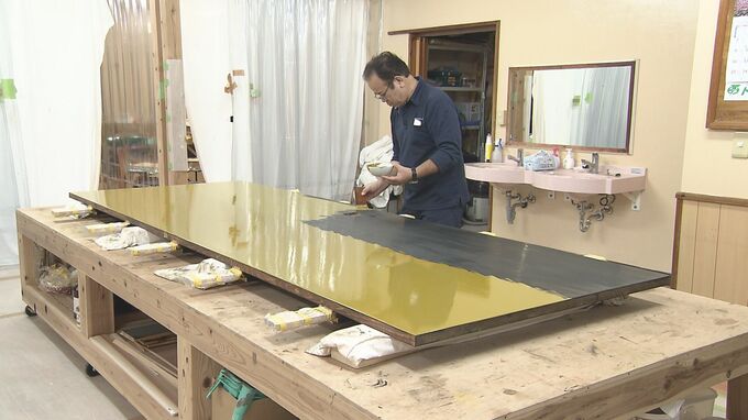 琉球王朝時代の新たな史料発見で朱色から黄色へ 首里城の「扁額」地板に漆塗り始まる　|　沖縄のニュース｜RBC 琉球放送