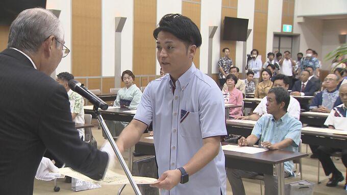 「初心忘れず」県議選当選の48人に当選証書　|　沖縄のニュース｜RBC 琉球放送