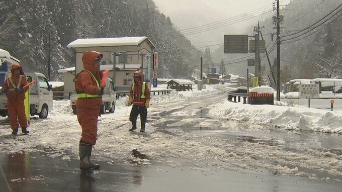 国道で大型トレーラーがスタック、大型車など複数台が絡む事故も発生…雪でスリップか　国道180号で通行止め　鳥取県日野町　|　BSSニュース | BSS山陰放送