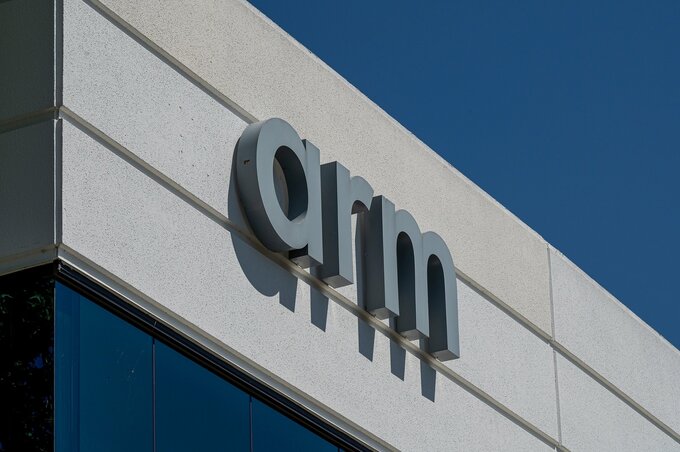 ソフトバンクG傘下アーム、自社製チップ販売へ－年150億ドル目標