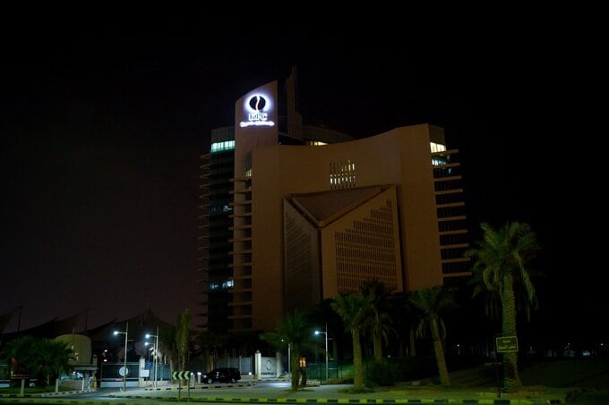 クウェート国営石油本社で火災、イランが無人機攻撃－石油省も所在